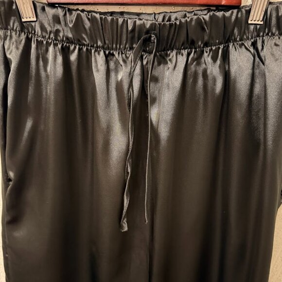 New Black Satin Lounge Set — Short Sleeve Top & Wide-Leg Pants Size: M - Picture 11 of 11